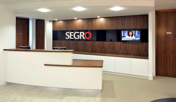 国外办公装修赏： SEGRO 投资：接待台特写